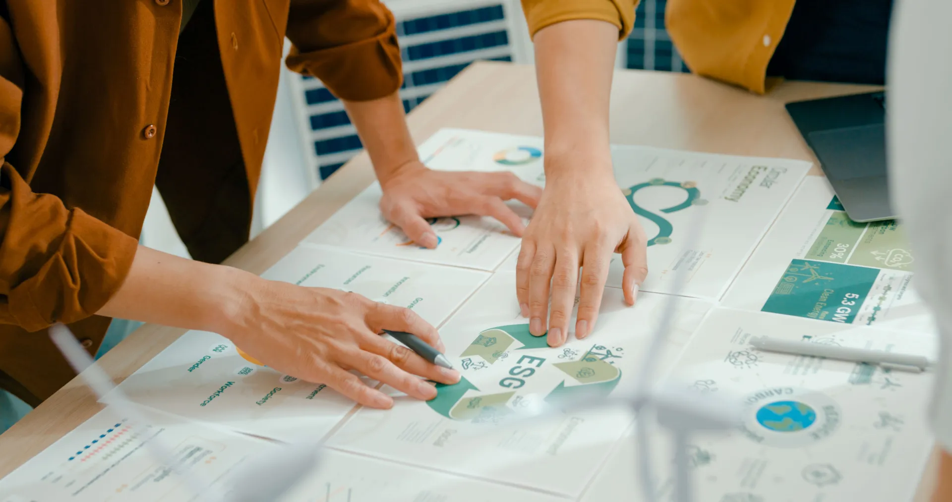 RBA(EICC)は、電子機器業界のサプライチェーンにおいて、労働環境が安全であること、そして労働者が敬意と尊厳を持って扱われること、さらに製造プロセスが環境負荷に対して責任を持っていることを確実にするための基準を規定したものである。ここでは、RBA(EICC)とは何かを解説する。